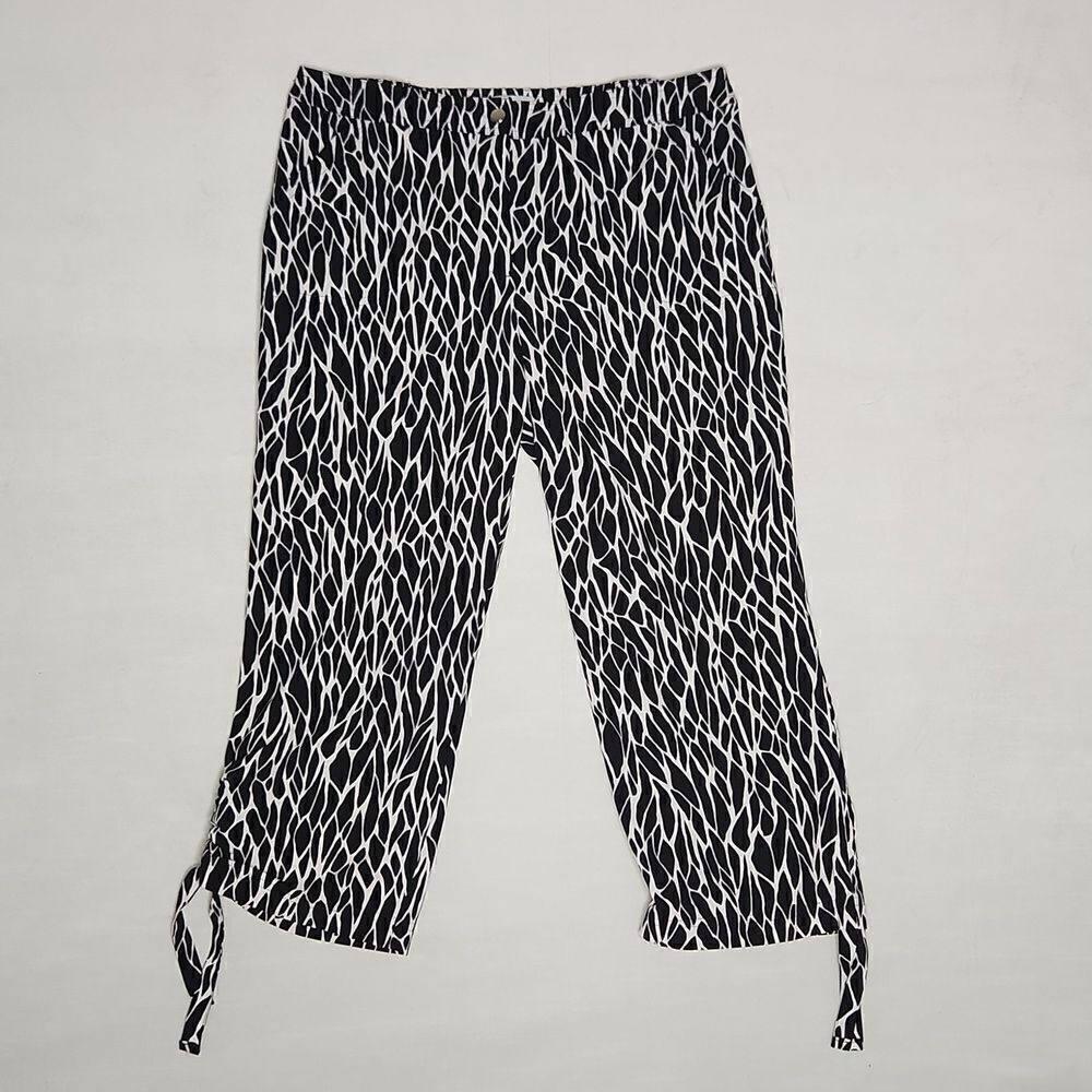 ZENERGY NEEMA BECKY PRINTED CROP BLACK/OPTIC WHITE
